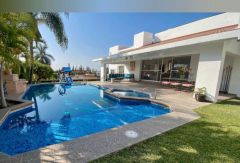 {"esp":"ALBERCA CON JACUZZI","ing":""}