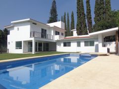 {"esp":"EQUIPADA CON CALDERA ,FILTRO Y BOMBA","ing":""}