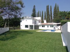 {"esp":"AMPLIO JARDIN DE 400 M2","ing":""}